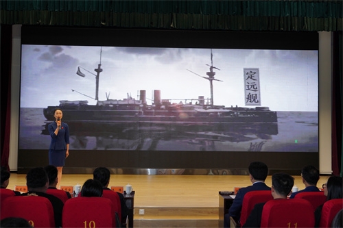威海千里海疆爱国主义教育宣讲团走进威海一中宣讲
